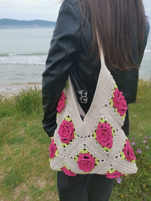 Чанта ръчно плетиво с мотив роза