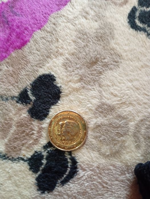 Moneda 2 euro olandeză aurie pe lateral scrie Dumnezeu mereu cu tine