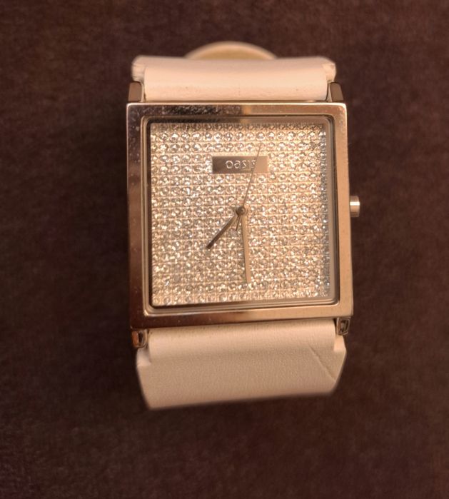 Продавам дамски часовник Oasis B583