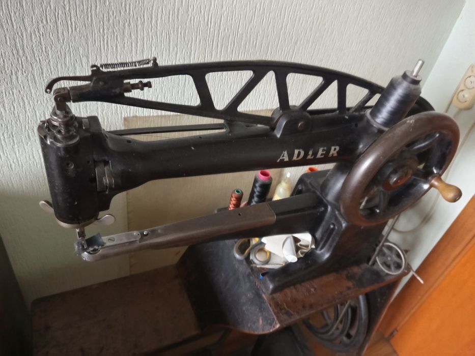 Обущарска с дълго рамо шевна машина "Адлер"