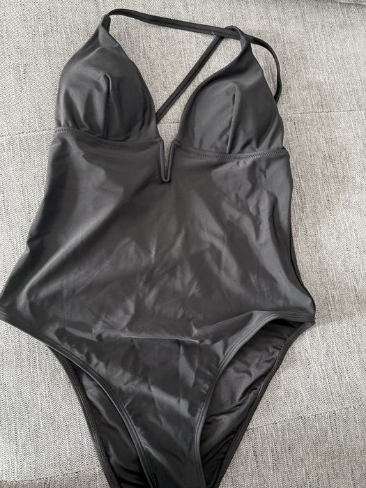 CUPSHE Costum de Baie Femei Decolteu V Adânc Spate Încroșat – Negru M
