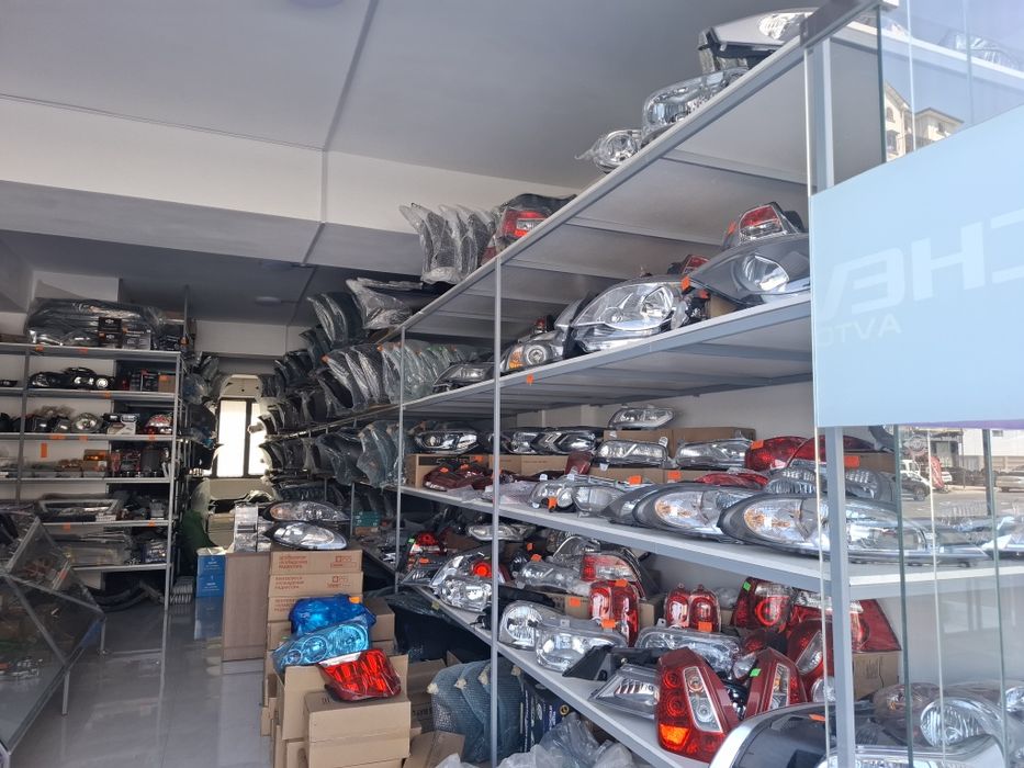 Jentra oldi fara, kobolt oldi va or faralar, va boshqa avtamobillar fa