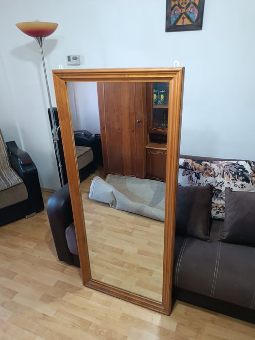 Vând oglindă mare cu ramă din lemn masiv