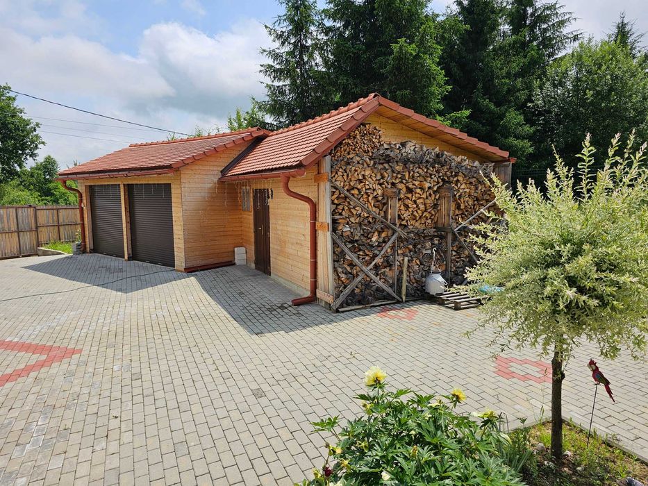 Casă din bușteni cu teren mare
