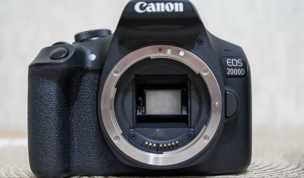 6600 кадъра + подарък чанта DSLR фотоапарат CANON EOS 2000D