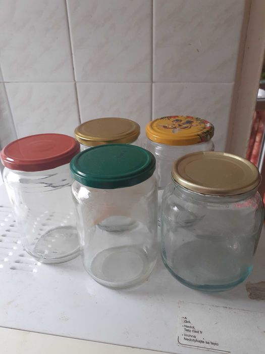 Продавам празни буркани с винтове и са от мед с капачки,има и без винт