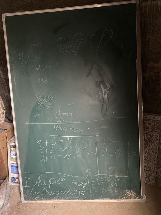 Doska sotiladi. Mel va markerda yozish mumkin.