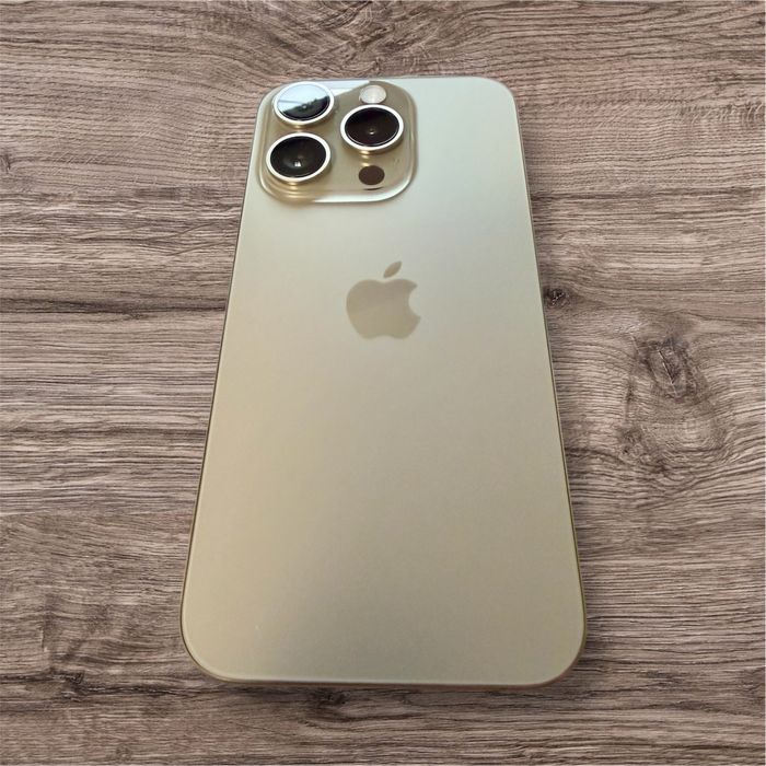 iPhone 15 Pro fără urme de utilizare