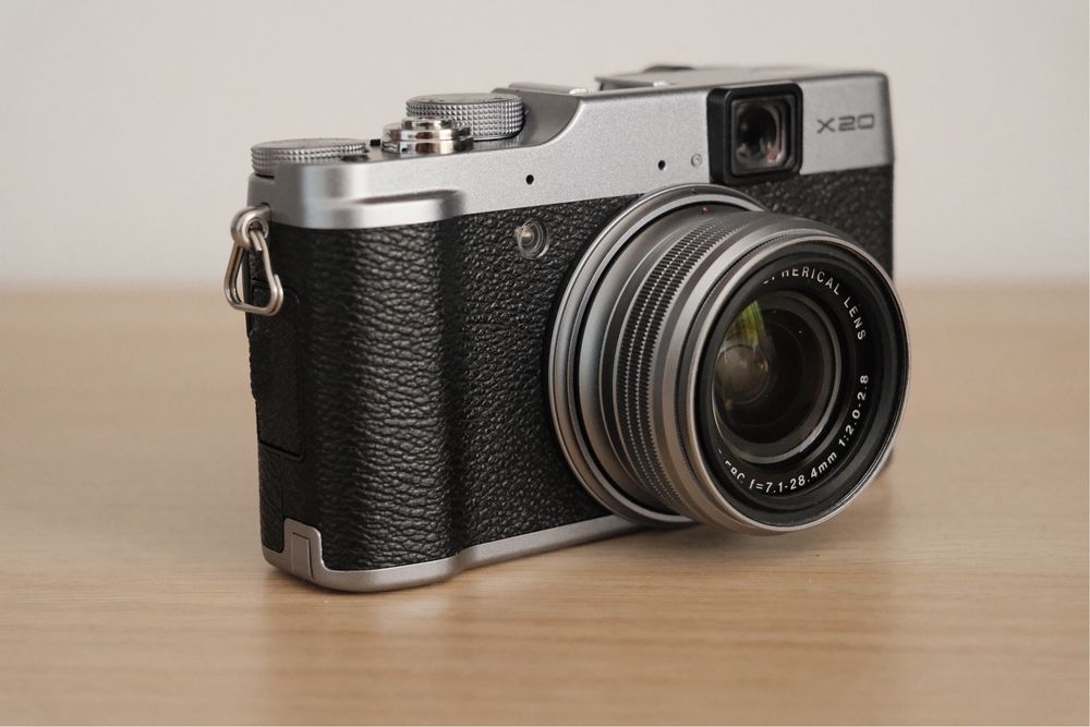 Fujifilm X20 + husa piele, card 8GB, incarcator