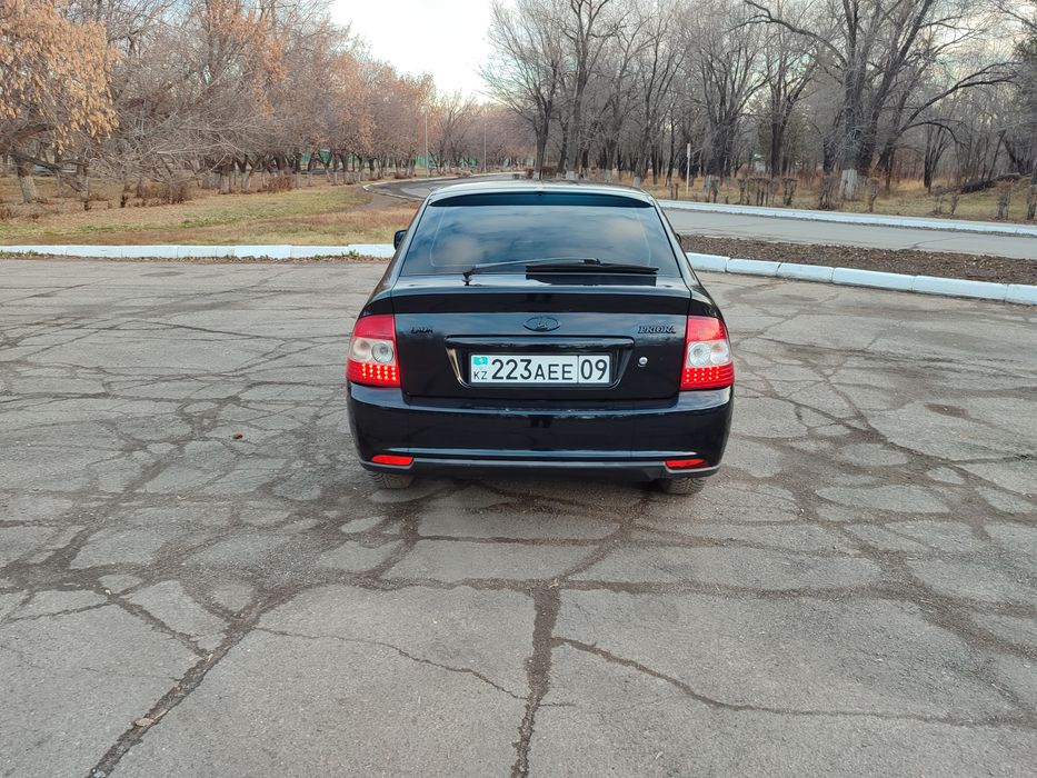 Продам Приора хэтчбек черный (космос 655)