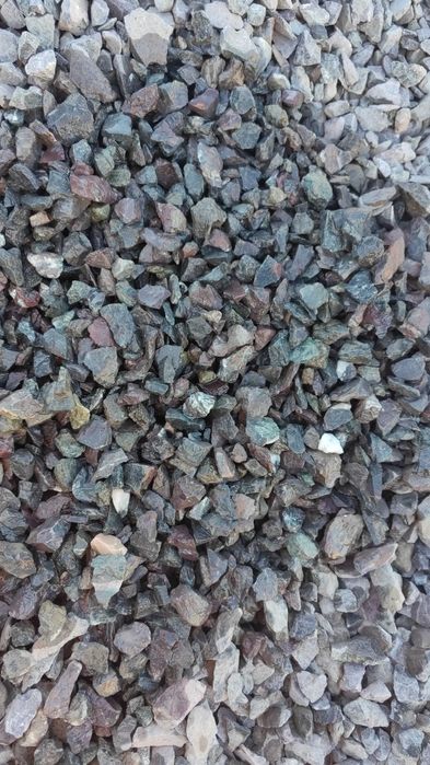 Piatra concasata decorativa granit marmura calcar alb galbui