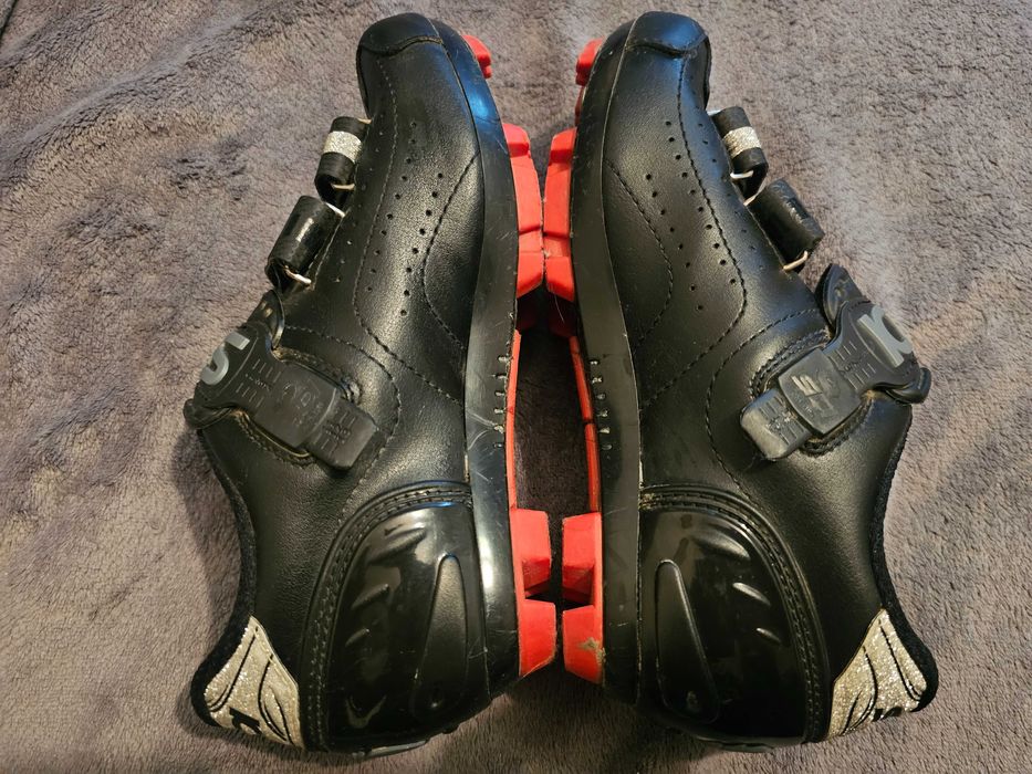 Casca ciclism Met Veleno ca noua marime M 56/58 si Pantofi ciclism Sidi trace 2 MTB spd ca noi marime 36