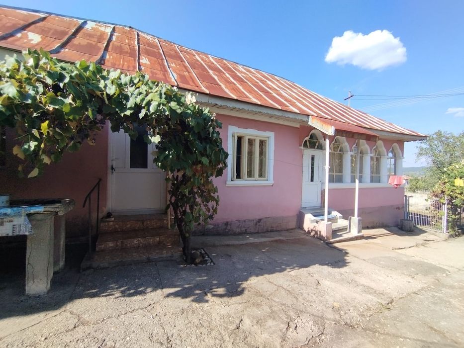 Vand casa intr-un sat din jud Valcea
