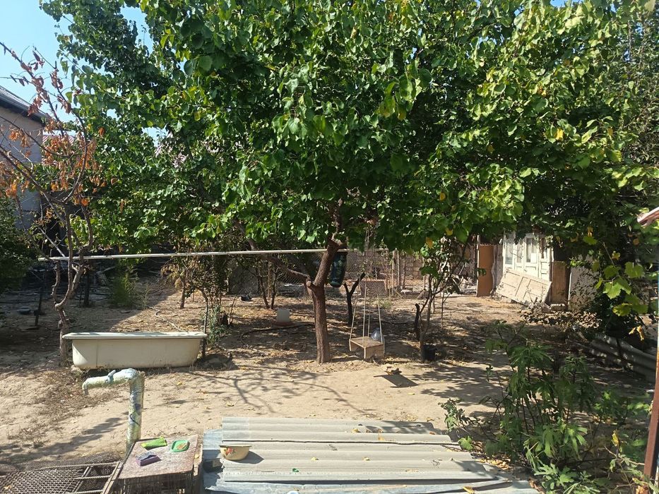 Продается участок в Бектемире  8.7 соток 10 комнаты