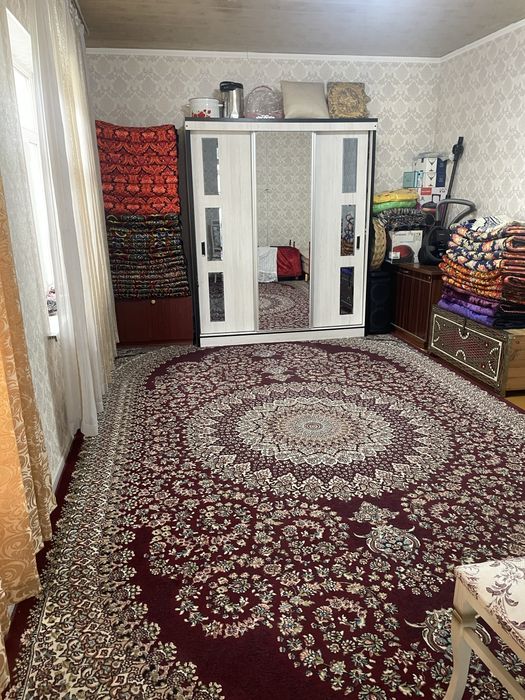 Uy Yangiyolda joylashgan