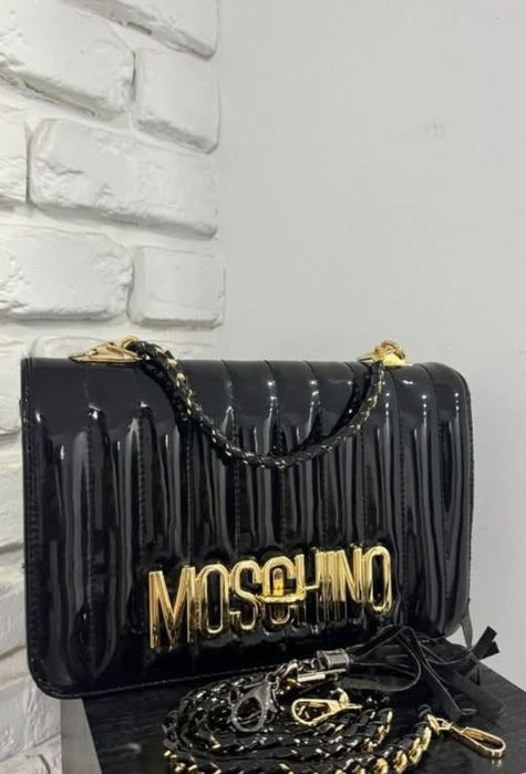 Geanta Moschino logo metalic auriu, saculet, etichetă