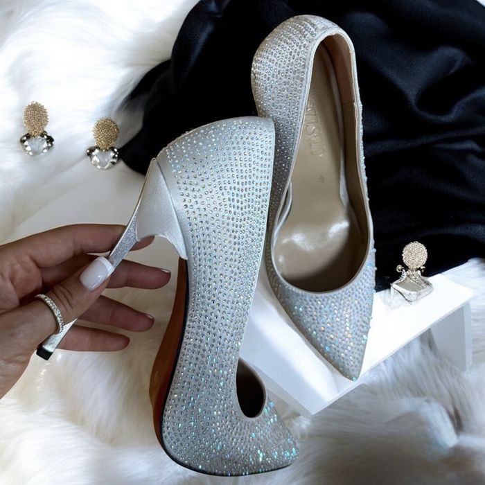 Обувки на ток - бял сатен с камъчета 35-40 номер