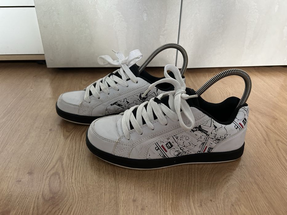 Бели спортни обувки с щампи