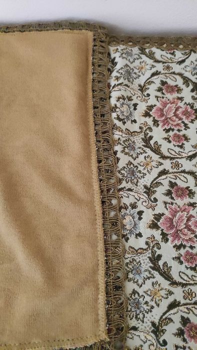 Красива покривка за маса/тишлайфер с втъкана златна нишка