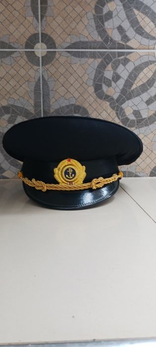 Фуражки и снимки с рамки