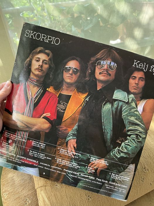 Плочи | едната е с автограф