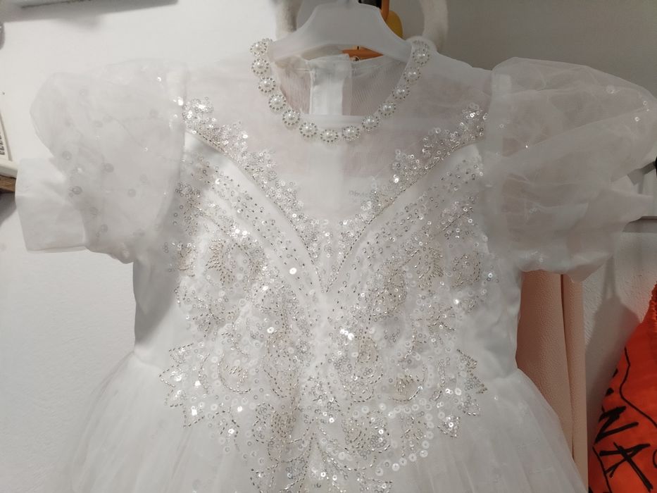 Rochiță fetite ocazie, alba, cu paiete și perle în gâtului, mărime 130