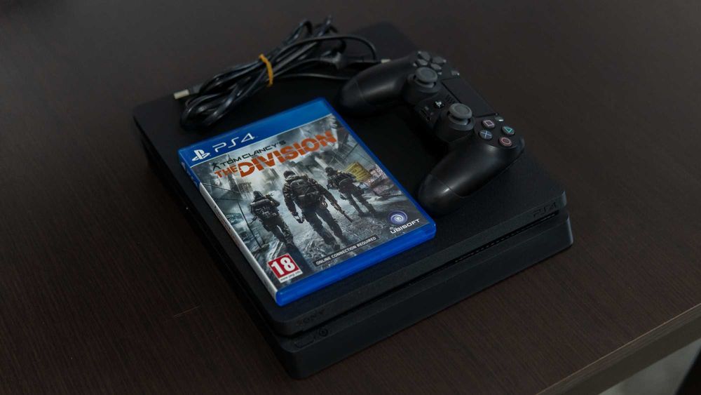 PlayStation 4 - PS4 в перфектно състояние + Контролер и Игра