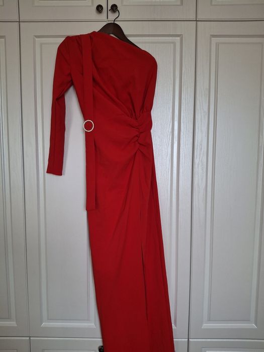 Красивейшее красное платье, новое, размер S,  платье на одно плечо,