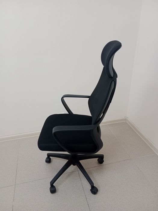 Продам новые кресло и стулья