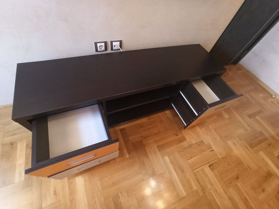 Шкаф с различни етажерки