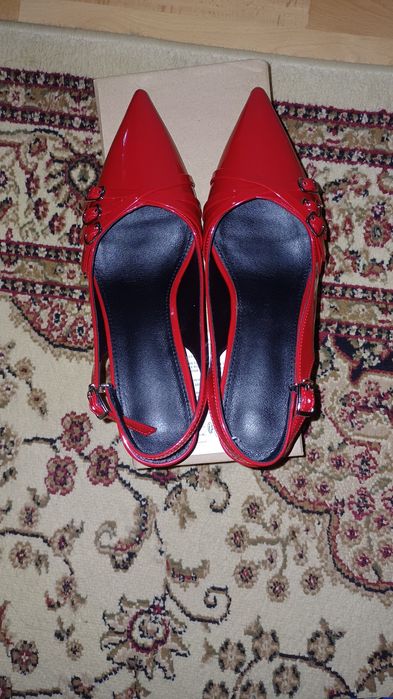 Новые красные туфли
