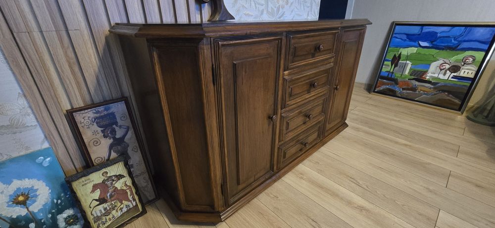 Шкахф от масивно дърво