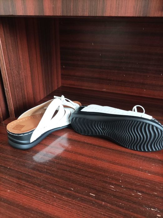 Продавам чисто нови чехли на платформа