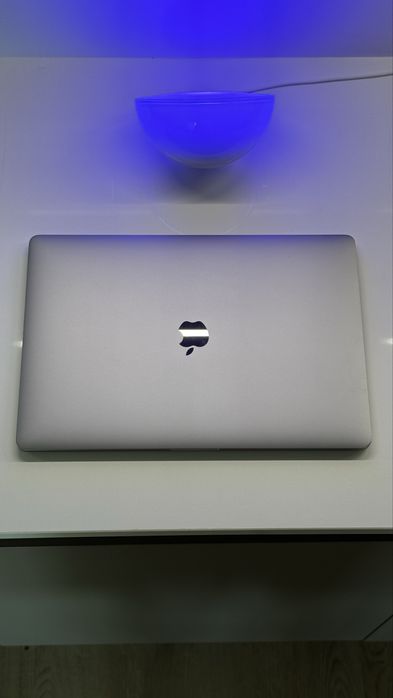 Apple Macbook 15” | Intel i9 2,9 GHz | 32 GB RAM | 512GB SSD | 2018