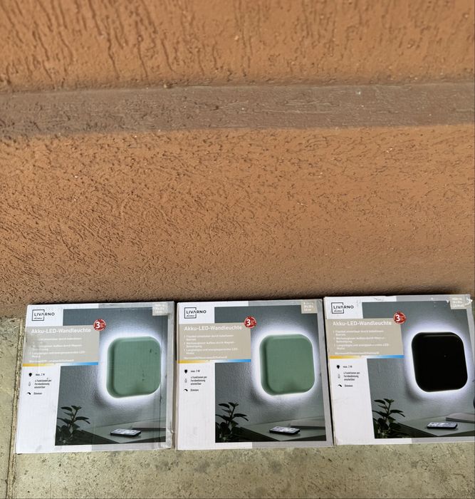 Vând lampă de perete LED cu acumulator și telecomanda Nouă sigilată