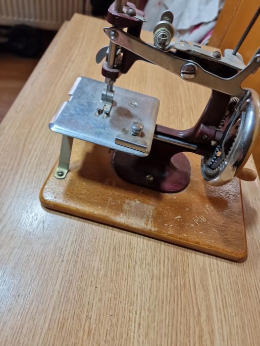 Masina de cusut manuala