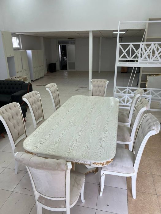 Стол со стульями