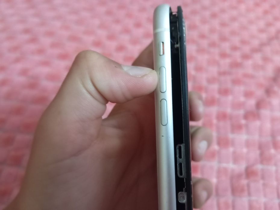 Vând iPhone 11 spart displeiul