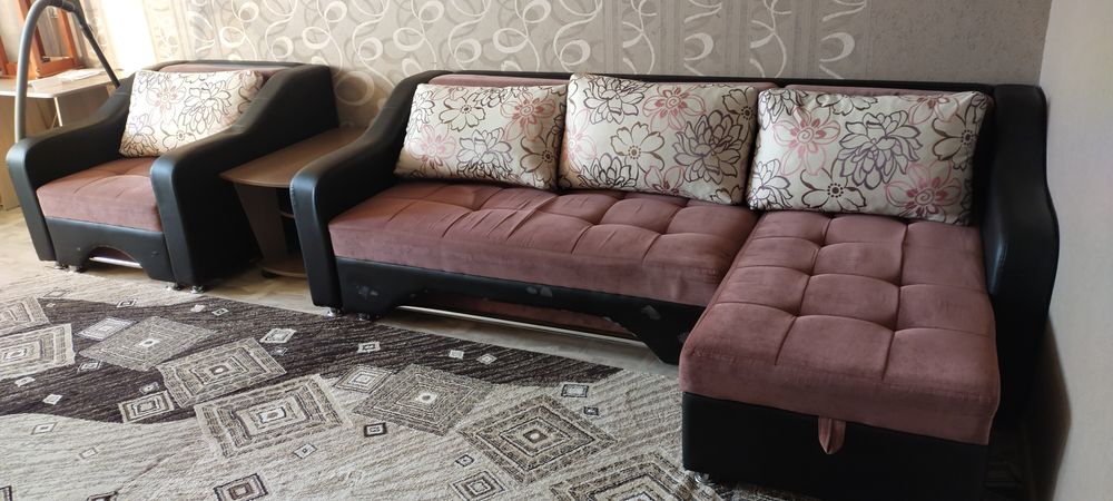 Диван угловой и кресло.
