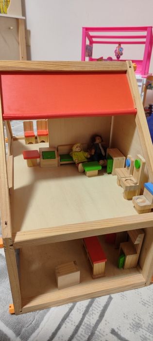 Дървена къща за кукли