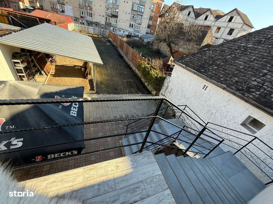 Spatiu comercial+locuinta la mansarda,3 dormitoare, living,5 bai, tere
