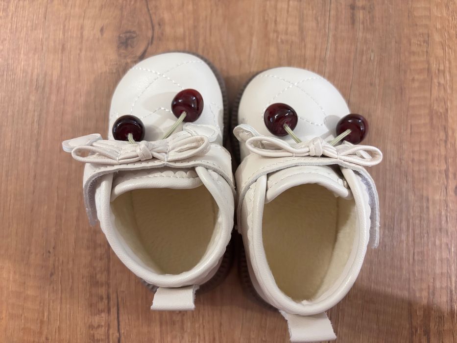 Бебешки обувки с черешки
