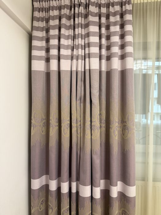 Draperii mov cu auriu potrivite pe un perete de 3,10 m
