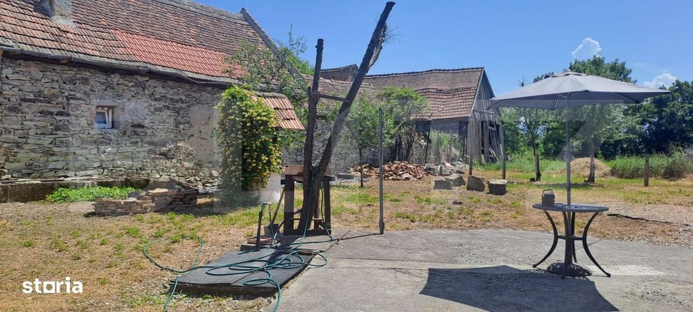Casa complet renovata, 3 camere, teren 3800 mp – comuna Parau