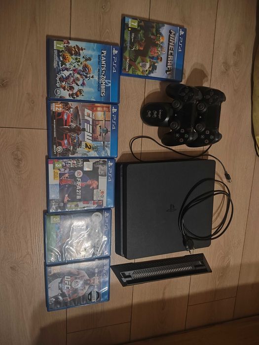 Плейстейшън 4 слим,2 джойстика и 6 игри, стойка и станция за зареждане
