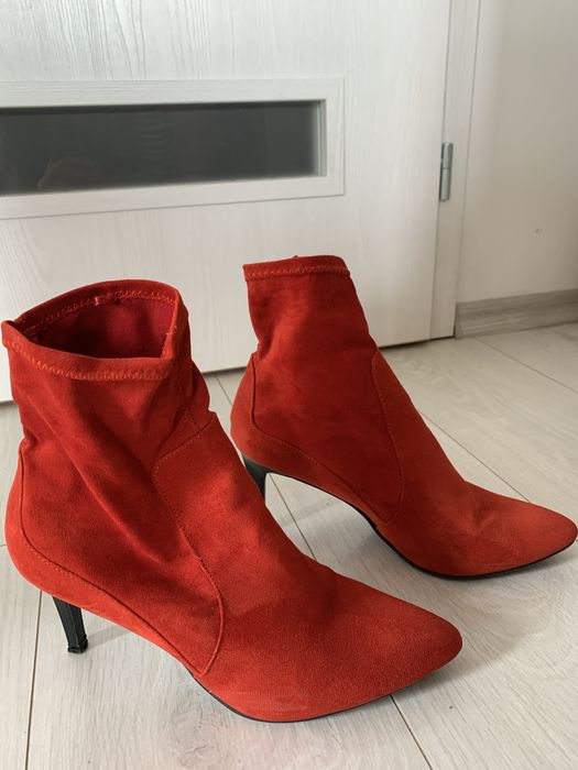 Червени Велурени Боти на Ток, Номер 40
