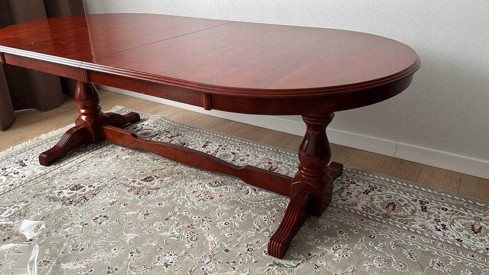 Деревянный стол и стулья