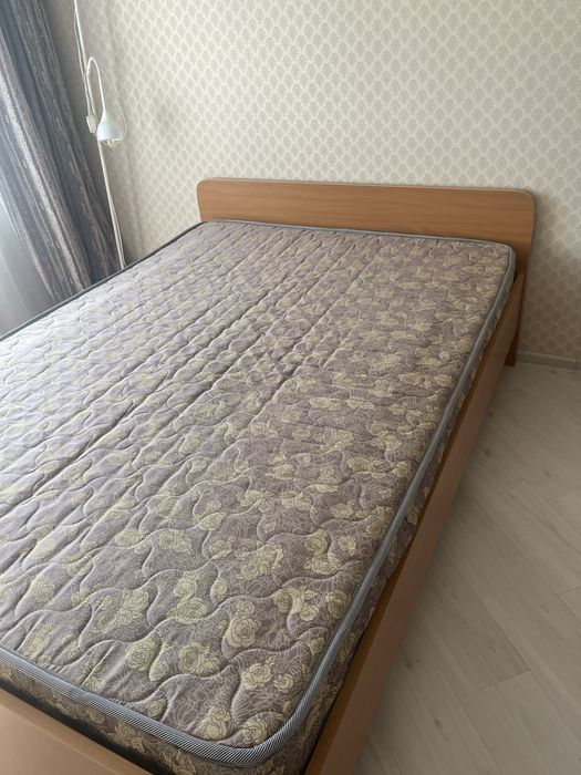 Продам кровать с матрасом 140 на 200