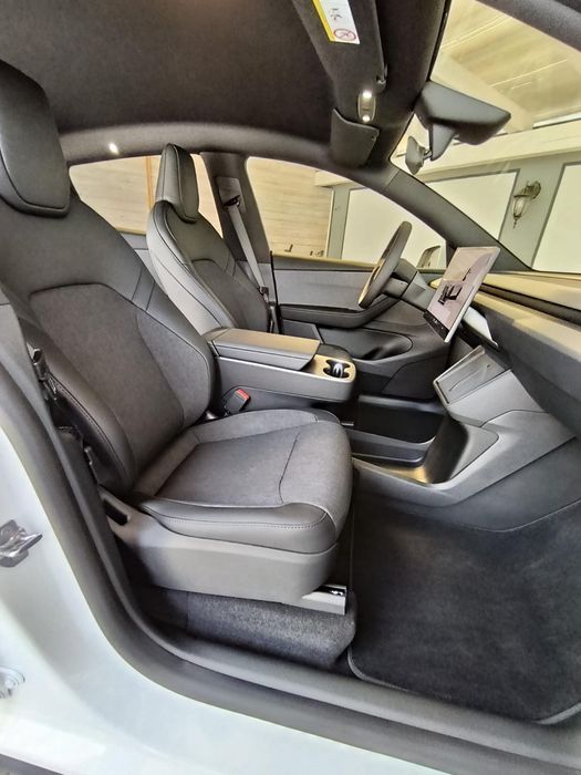 Vand TESLA Y standard NOU, TVA deductibil