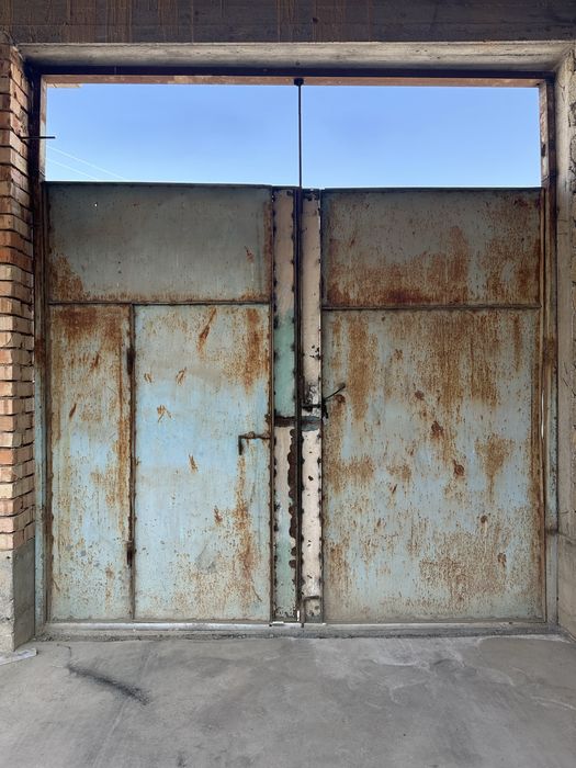 Darvoza bez ramka sotiladi ikkita birinchisi 280*275 ikkinchis 245*320